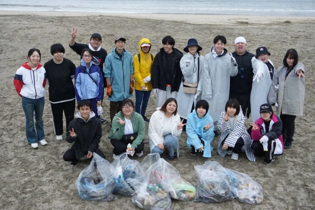 本日は海洋プラスチック問題について学んだ1日でした😁

気仙沼市市民生活部生活環境課様から、海洋プラスチックごみ問題についてご講義をいただきました。
海洋プラスチックごみによって起きている問題、問題に対する取り組み、私たちがすぐにでも出来る事を学ぶ事が出来ました。これから実行していきたいですね👍️

その後、気仙沼大島に移動してクリーン活動を行い、
お昼は調理マイスター科2年生による脱プラランチ🍔
とても美味しかったです😋

#晃陽学園　#気仙沼リアス調理製菓専門学校　##海洋プラスチック　#海洋ごみ　#クリーン活動　#sdgs　#持続可能な開発目標 　#海の豊かさを守ろう #調理師　#製菓衛生師