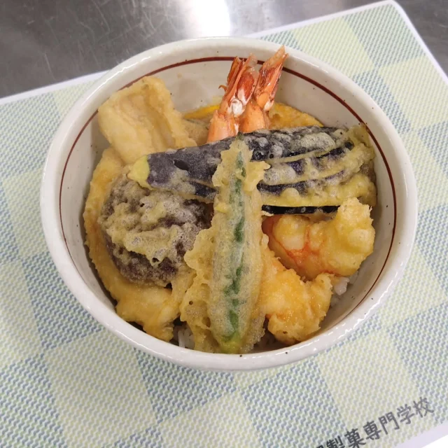 本日はオープンキャンパスでした📢
生憎の天気でしたがご参加いただいた皆さん、ありがとうございました🙏
在校生との交流も出来ますので、ぜひお気軽にお申込み下さい。
お申し込みはプロフィールのURLからどうぞ！

＿＿＿＿＿今後のイベント＿＿＿＿＿

〇オープンキャンパス
5月24日(土)　【両方体験】
三陸海鮮パエリア・ノンアルコールカクテル&フルーツロールケーキ

〇オープンキャンパス
6月7日(土)　
【調理】手打ちパスタ
【製菓】シフォンケーキ&ナポリ風ピザ
お好きな講座を選択して参加できます。

〇入試説明会
6月21日(土)　
【来校型】10：00〜11：00
【オンライン】12：00〜13：00

＿＿＿＿＿＿＿＿＿＿＿＿＿＿＿＿＿

#晃陽学園　#気仙沼リアス調理製菓専門学校　#オープンキャンパス　#調理師　#製菓衛生師　#穴子　#天丼