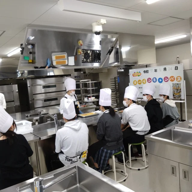 本日はオープンキャンパスでした。
調理と製菓の両方体験、「三陸海鮮パエリア・ノンアルコールカクテル&フルーツロールケーキ」を体験していただきました🦐
ご参加いただいた皆さん、ありがとうございました！

今後もイベントを開催していますので、ぜひご参加下さい😁
皆さまのお申し込みをお待ちしております‼️

＿＿＿＿＿今後のイベント＿＿＿＿＿

〇オープンキャンパス
6月7日(土)　
【調理】手打ちパスタ
【製菓】シフォンケーキ&ナポリ風ピザ
お好きな講座を選択して参加できます。

〇入試説明会
6月21日(土)　
【来校型】10：00〜11：00
【オンライン】12：00〜12：40
＿＿＿＿＿＿＿＿＿＿＿＿＿＿＿＿＿

#晃陽学園　#気仙沼リアス調理製菓専門学校　#オープンキャンパス　#調理師　#製菓衛生師　#ロールケーキ　#パエリア　#ノンアルコールカクテル