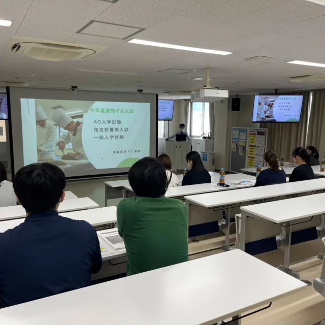 本日は入試説明会でした📝
午前は【来校型】、午後は【オンライン】でした。
ご参加いただいた皆さま、ありがとうございました🙏

＿＿＿＿＿＿＿今後のイベント＿＿＿＿＿＿

☀7月12日（土）オープンキャンパス☀
両方体験　「冷やし担々麺&ブリュレ・ロゼットクッキー」

☀7月26日（土）オープンキャンパス
両方体験「チーズinハンバーグ・じゃがいものグラタン＆
シュークリーム」

☀8月6日（水）オープンキャンパス☀
10：00〜13：00
両方体験「カツオのタタキ＆フルーツタルト」

✏️8月6日（水）入試説明会【来校型】
13：00〜14：00

#晃陽学園　#気仙沼リアス調理製菓専門学校　#調理師
#製菓衛生師　#入試説明会　#オープンキャンパス
